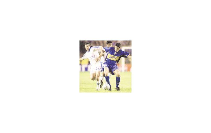 Juan Román Riquelme elude un rival
