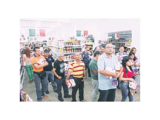 Colas y preocupación por las reservas de alimentos pasaron a ser una constante de los venezolanos. El Gobierno de  Maduro mantiene  estrictos controles que no hacen más que agravar la provisión de bienes en supermercados. Advierten por la situación  del suministro en los próximos  meses.