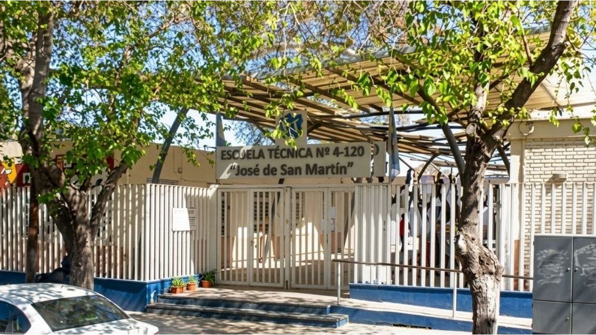 Tres alumnos de una escuela de Mendoza fueron acusados de difundir imágenes íntimas de una docente