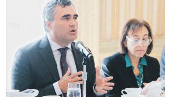 El titular del BCRA, Alejandro Vanoli, junto a la presidenta del Consejo de las Américas, Susan Segal, ayer en Nueva York.