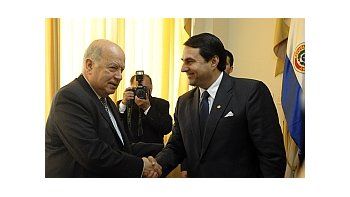 En su visita a Paraguay, Insulza se reunió con el presidente en ejercicio, Federico Franco.