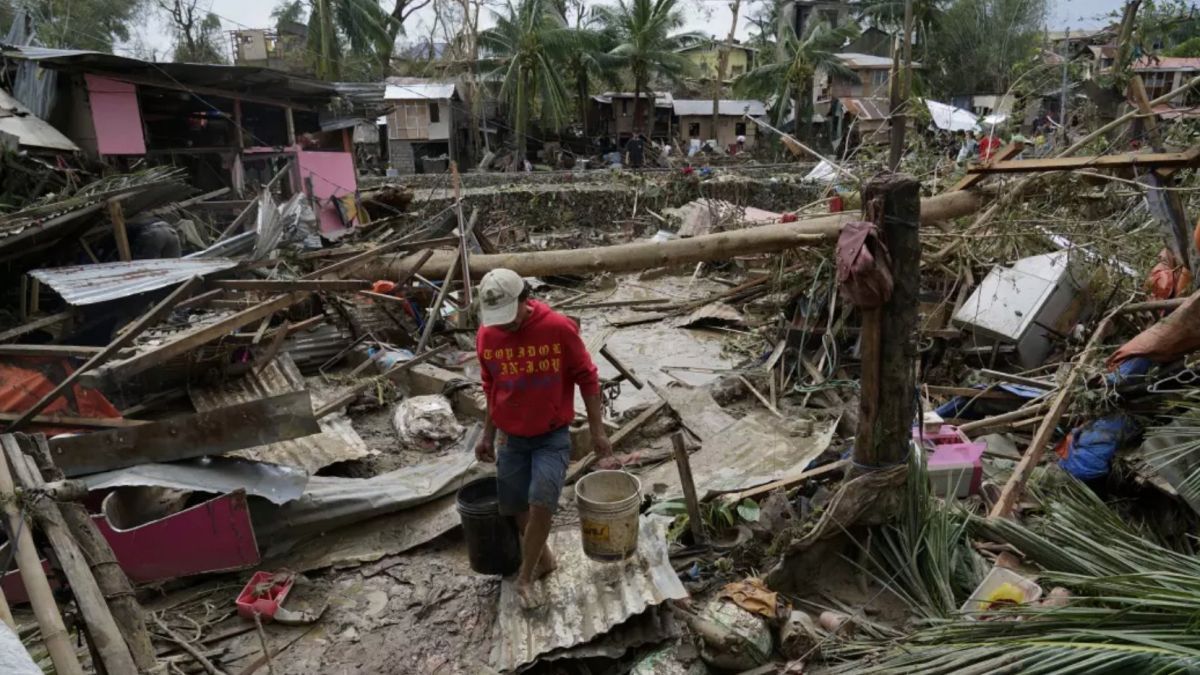 At least 208 killed by the devastating passage of Typhoon Rai in the Philippines