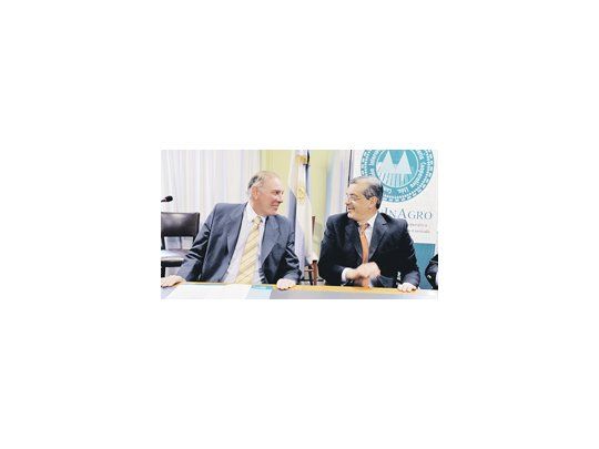 El ministro de Agricultura, Julián Domínguez, logró ayer una foto sonriente con el titular de Coninagro, Carlos Garetto, para firmar un convenio para pequeños y medianos productores.