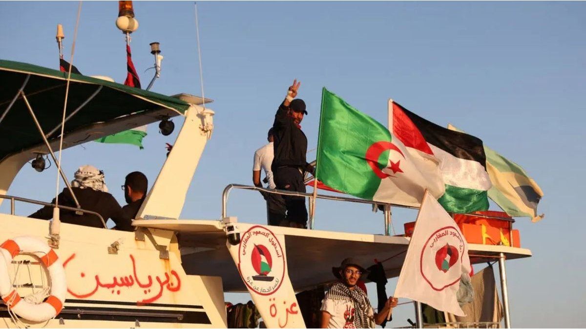 Israel acknowledged that he arrested 400 activists traveling on the flotilla to Gaza