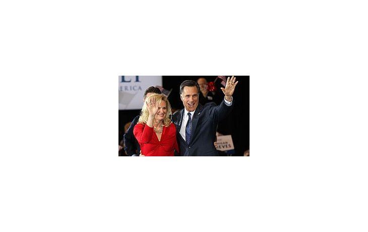El republicano Mitt Romney celebra su triunfo en las primarias de Michigan y Arizona.