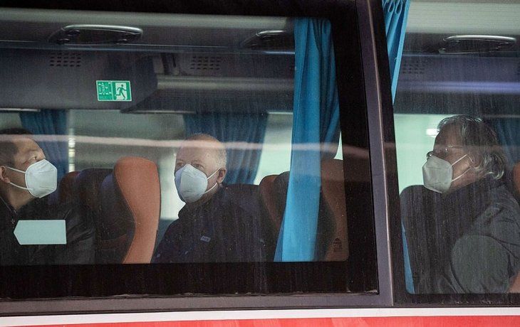 Una decena de miembros de la misión de la OMS viajaron en un micro a un destino desconocido en Wuhan