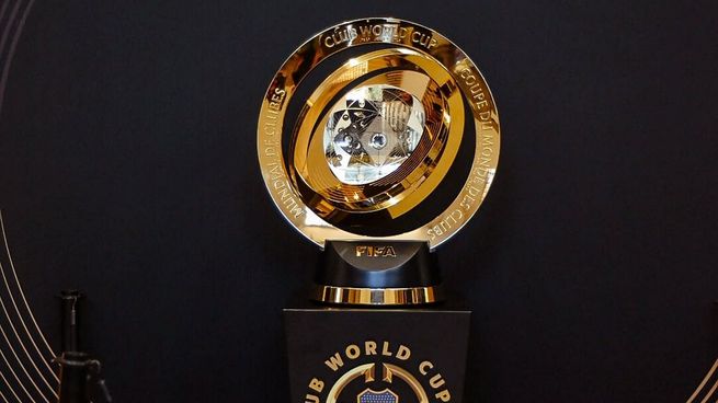 El trofeo del Mundial de Clubes estuvo en la Bombonera y cietos de hinchas se llevaron su recuerdo.