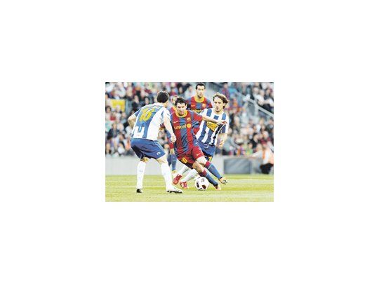 Lionel Messi en acción. Ayer no marcó, pero igual el Barcelona le ganó 2 a 0 al Espanyol y está a un paso del título.