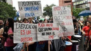 El salario docente se redujo considerablemente. El salario docente se redujo considerablemente.