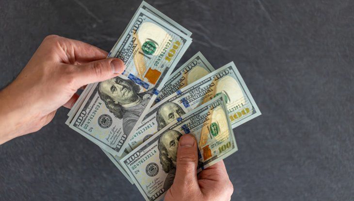 Recibir un billete de 100 dólares falso puede causar un gran perjuicio en las finanzas personales.