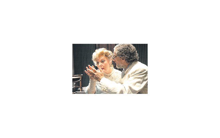 Claudia Lapacó y Daniel Fanego en «Viaje de un largo día hacia la noche», uno de los cinco espectáculos que repone a partir de hoy el Complejo Teatral de Buenos Aires.