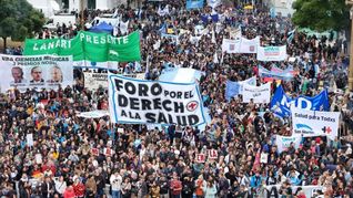 Trabajadores de la salud, gremios y organizaciones sociales marcharon desde el Ministerio de Salud hacia Plaza de Mayo. Trabajadores de la salud, gremios y organizaciones sociales marcharon desde el Ministerio de Salud hacia Plaza de Mayo.