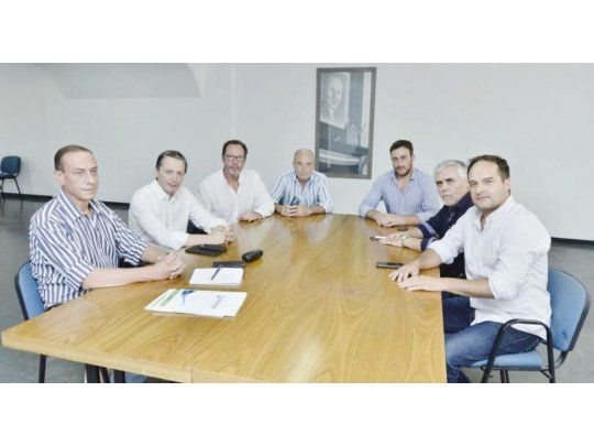 Intendentes. El vice del PJ bonaerense Fernando Gray juntó en La Plata a intendentes peronistas como Gustavo Arrieta (Cañuelas), Santiago Maggiotti (Navarro), Alfredo Fisher (Laprida) y Marcelo Santillán (Gonzales Chaves), para armar una agenda de propuestas para el campo donde Cambiemos tiene su fortaleza electoral.