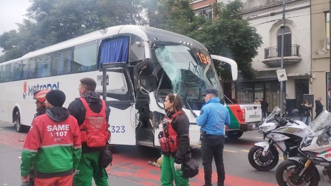 Así quedó uno de los colectivos tras el choque en avenida Cabildo. Gentileza @DayLombardi