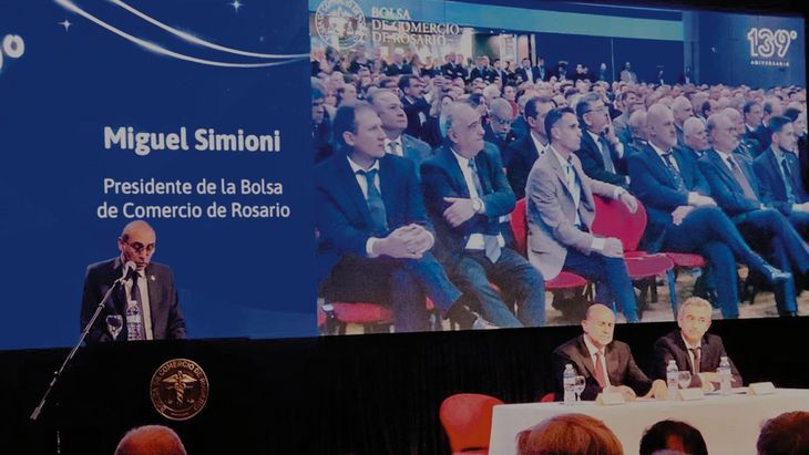 Aniversario. El titular de la Bolsa de Rosario, Miguel Simioni, junto a O. Perotti, en el aniversario de la entidad.
