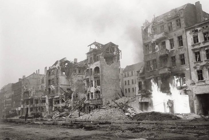 El de 3 de febrero de 1945, los aliados bombardean Berlín, mueren entre 2500 y 3000 civiles. El de 3 de febrero de 1945, los aliados bombardean Berlín, mueren entre 2500 y 3000 civiles.
