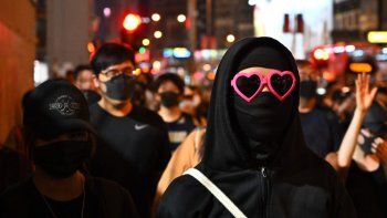 Los manifestantes se concentraron en los barrios del centro de la isla de Hong Kong y, del otro lado de la bahía, en la península de Kowloon, pese a la fuerte lluvia y a que buena parte de las estaciones de metro estuvieran cerradas.