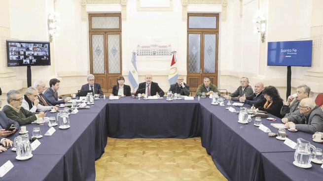 grilla. El gobernador Omar Perotti, durante una nueva reunión ayer del Consejo Económico y Social. La agenda continuará hoy con un encuentro con los presidentes de bloque en el Senado y Diputados.