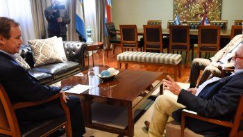 Epígrafe: El gobernador Gustavo Bordet, durante la reunión de trabajo con el embajador argentino ante la República Popular China, Diego Guelar, en la Casa de Entre Ríos.