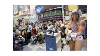 Burck se presenta hace unos diez años como el vaquero desnudo en Nueva York.