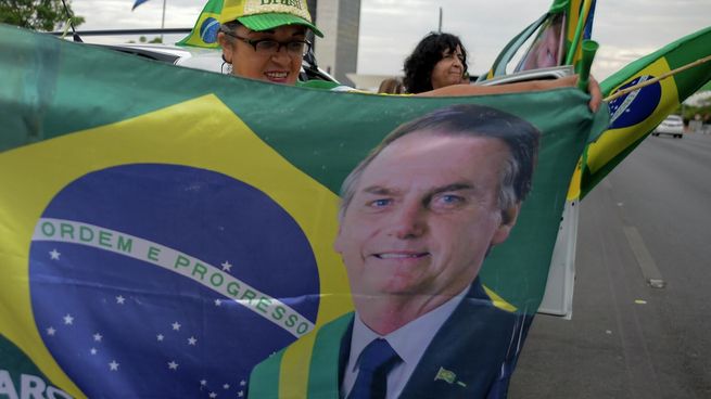 Seguidores del presidente de Brasil, Jair Bolsonaro, festejan en Brasilia.