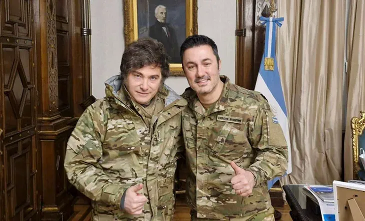 Javier Milei y Luis Petri, vestidos de militares, en el homenaje a José de San Martín. Javier Milei y Luis Petri, vestidos de militares, en el homenaje a José de San Martín.