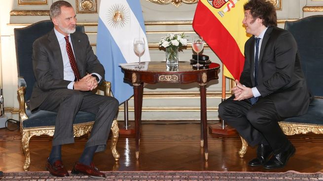 Javier Milei coincidirá con el rey Felipe VI de España en El Salvador.