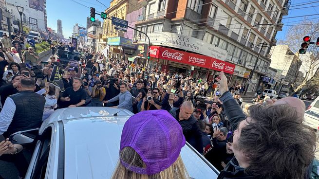 La caravana de Milei fue atacada durante su paso por Lmas de Zamora. 