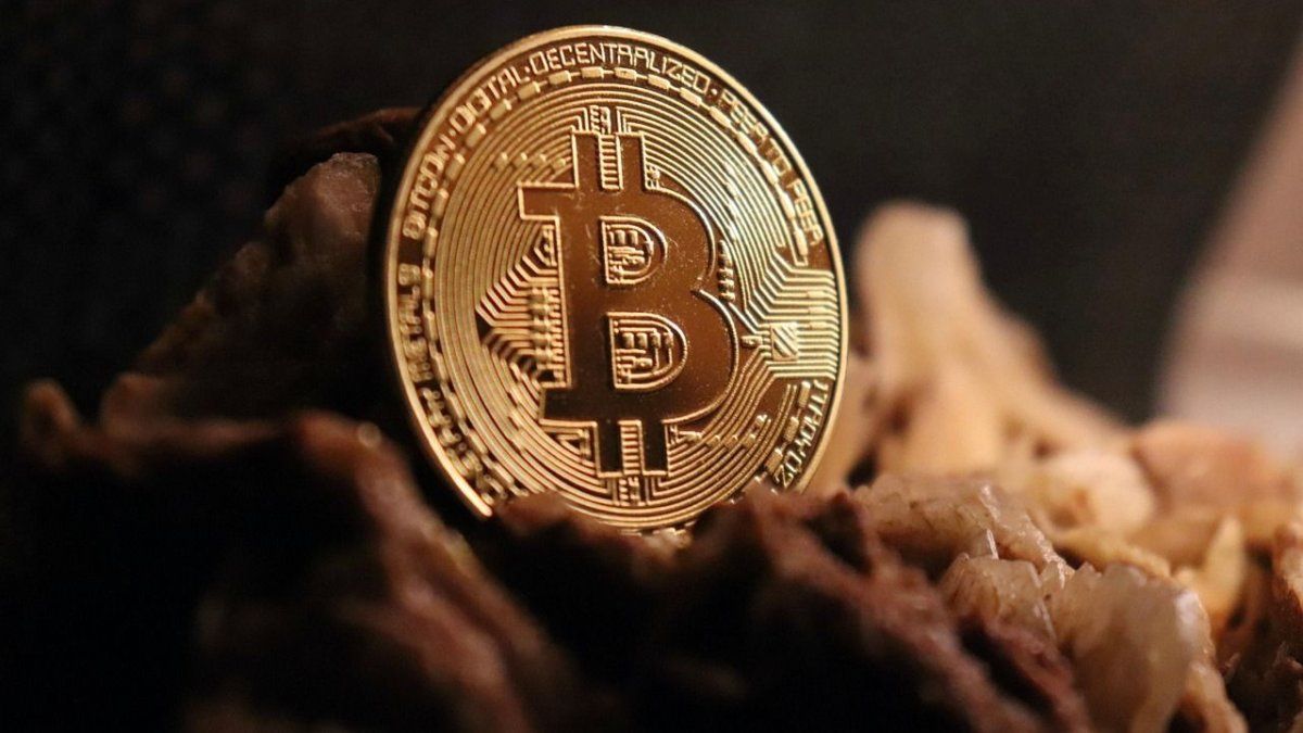The crypto market aims to close the week in positive territory and Bitcoin remains at US0,000