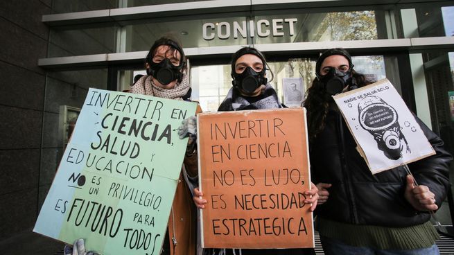 En junio, científicos se manifestaron en todo el país contra el desmantelamiento de los organismos.