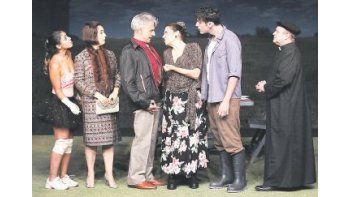 ámbito.com | Paloma Contreras, Fabiana Falcón, Horacio Acosta, Ingrid Pelicori, Juan Santiago, e Iván Moschner en “Todas las cosas del mundo”, con puesta de Rubén Szuchmacher.