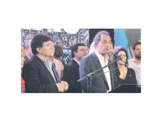 Daniel Scioli  durante su discurso de reconocimiento de la derrota, ayer en el búnker en un hotel porteño. Quedó a poco menos de tres puntos de su competidor.