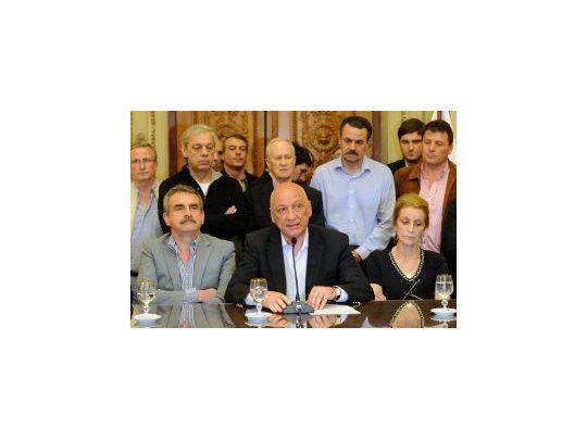 Durante la conferencia de prensa Bonfatti estuvo acompañado por el Ministro de Defensa nacional, Agustín Rossi.
