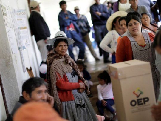 Bastión. Largas filas formaron los votantes en la región cocalera del Chapare, en Cochabamna, plaza fuerte del presidente Boliviano, Evo Morales, en su búsqueda de la reelección.