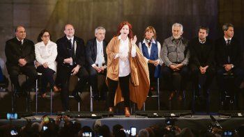 Dos escenarios.&nbsp; Cristina de Kirchner habló ayer ante el Monumento a la Bandera, previamente al mensaje que dio Alberto Fernández como cierre oficial de la campaña.&nbsp;