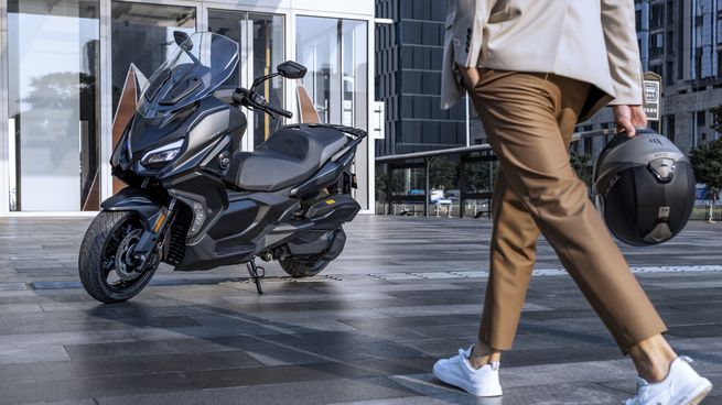 QJMotor Fort 350. Este Scooter es uno de los modelos que se comenzará a producir y comercializar en Argentina tras el acuerdo con el grupo argentino SIMPA. 