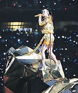 El enfrentamiento de los Patriots de Nueva Inglaterra y los Seahawks de Seattle fue visto por 184 millones de televidentes. La cantante Katy Perry fue una de las figuras que participaron del show del Super Bowl.