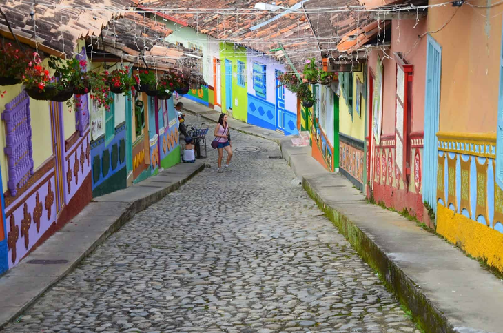 La belleza de Guatapé se rige por sus viviendas pintadas y sus calles coloridas. La belleza de Guatapé se rige por sus viviendas pintadas y sus calles coloridas.