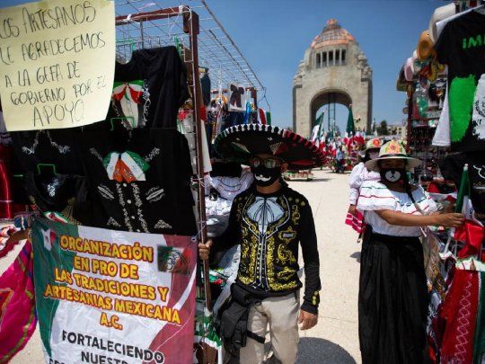 Vendedores ambulantes usan barbijo en las calles de Ciudad de M&eacute;xico.