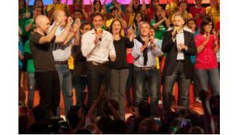 Los principales candidatos del PRO arengan a la militancia a la espera de Mauricio Macri.