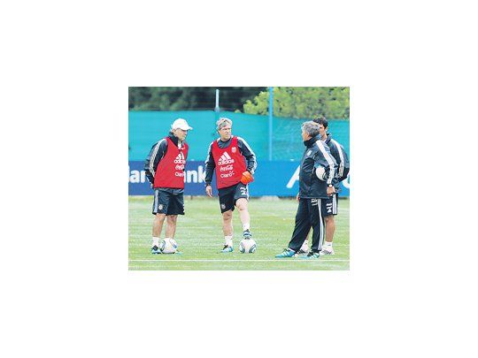 Pastore podría ser titular hoy ante Bolivia en caso de que no llegue Agüero, quien se lesionó en la práctica de ayer (izquierda). Sabella dialoga con sus colaboradores. El seleccionador debió rearmar un rompecabezas ante tantas bajas a último momento (derecha).