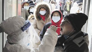 En China los casos de coronavirus vienen en aumento en algunas ciudades y los habitantes tienen que volver a enfrentar testeos masivos.