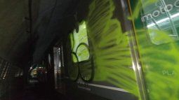 Graffiteros dejaron su sello en un vagón de la Línea H del subte durante la noche de Navidad.