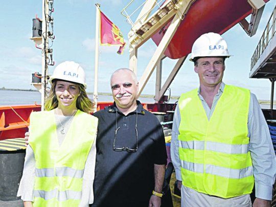 AVANCE. La ministra Laura Stratta junto al gobernador Gustavo Bordet y el capitán del buque ultramarino.