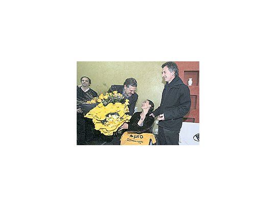 RicardoLópezMurphy leofrenda aGabrielaMichetti 65rosasamarillas.MauricioMacrisonríemientrasmaquinaestrategiasparacontener laverborragiapolítica deljefe deRecrear.