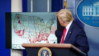 DILEMA. Donald Trump, en una de sus últimas conferencias de prensa sobre la situación de la pandemia en Estados Unidos. La diseminación del virus no cede, pero un nuevo cierre de la economía sería también doloroso para la sociedad y, en lo electoral, para él mismo..&nbsp;