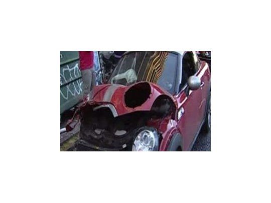 En Plaza Italia, un mini cooper chocó contra dos autos que se encontraban estacionados. Imagen de TV.