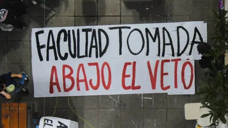 La decisión de las auditorías a las universidades fue tomada en medio de una escalada del enfrentamiento del Gobierno contra de las universidades. Cerca de 100 facultades están tomadas por los estudiantes y los docentes anunciaron 3 días de paro para los próximos días.