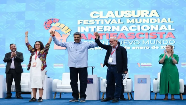 Nicolás Maduro vestido con camisa celeste.