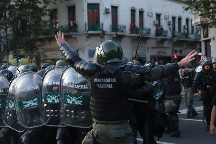 La Gendarmería avanza sobre los manifestantes en la Plaza del Congreso La Gendarmería avanza sobre los manifestantes en la Plaza del Congreso